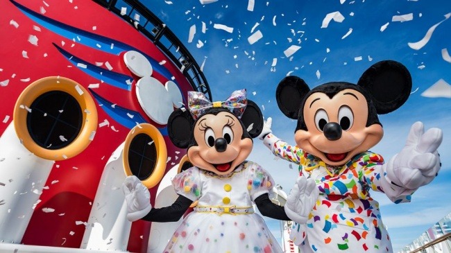 Mickey and Minnie's Surprise Party at Sea