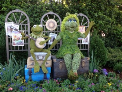 Kermit the Frog and Miss Piggy topiary