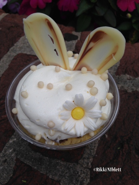 White Chocolate Rabbit Cake Cup Icing