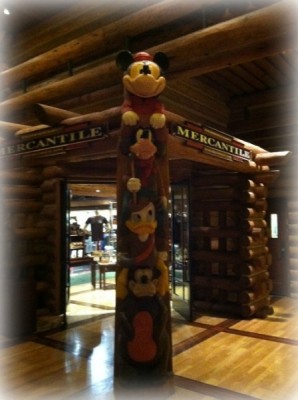 Totem Outside of Gift Shop