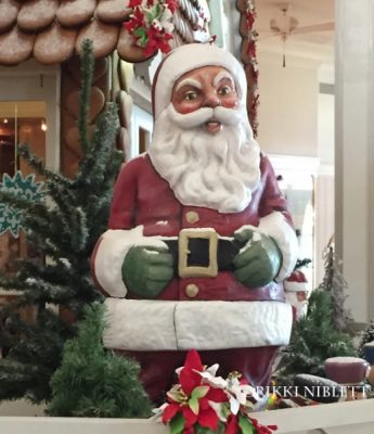 gingerbread-display-grand-floridian-santa