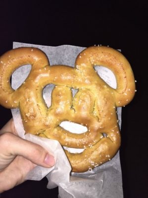 disney world with food allergies pretzel