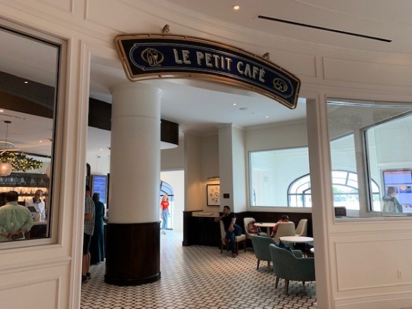 Le Petit Cafe