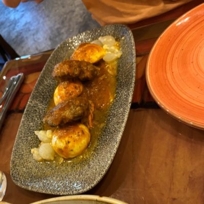 Saucisse et œufs épicés