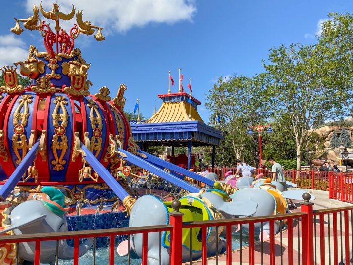 All the arms with the individual dumbo cars are down and ready to be boarded.